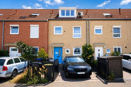 Hausansicht - Attraktives Reihenmittelhaus mit neuer Heizung, modernen Fenstern und Kamin in gefragter Wohnlage