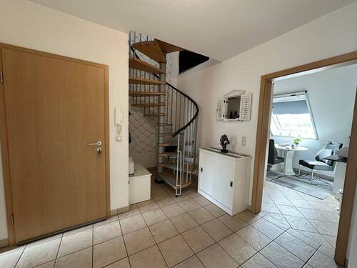 Eingangsbereich/Treppe in den ausgebauten Dachboden - 