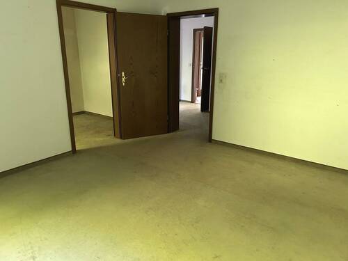 Erdgeschoss: Zimmer mit Blick zum Vorraum - 