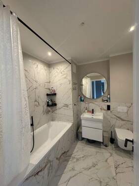 Badezimmer mit Badewanne - 