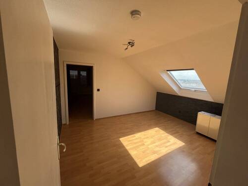 Wohnzimmer - 2-Zimmer DG mit 47m², Südbalkon und Kfz Stellplatz