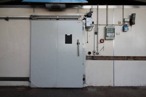 Eingang zur Tiefkühlhalle - 