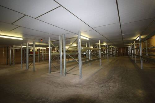 Tiefkühlhalle mit Regalen - 