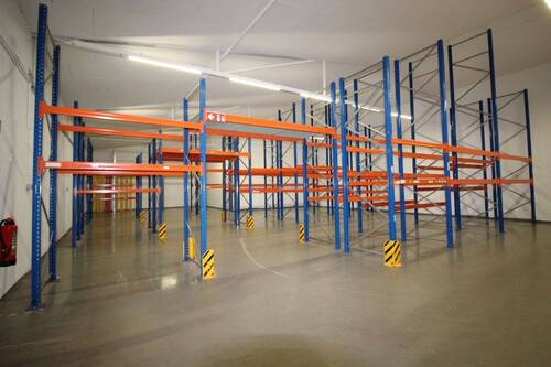 Trockenlagerhalle mit Regalen - 