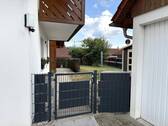 Zugang zum Grundstück neben der Garage - 