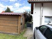 Zugang zum Grundstück links vom Hauseingang Gartenhaus 1 - 