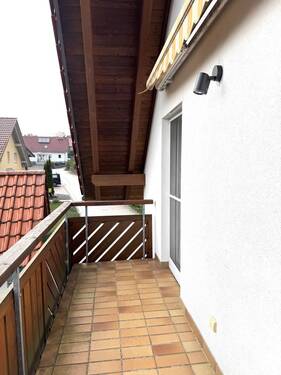 überdachter Balkon mit Sonnenmarkise - 