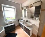 DG Bad mit Doppelwaschtisch, Fenster - 