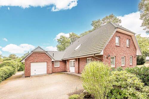 Einfahrt und Hauseingang mit Garage - 