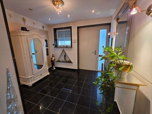 Eingangsbereich - 4 Zimmer Mehrfamilienhaus, Wohnhaus zum Kaufen in Velbert