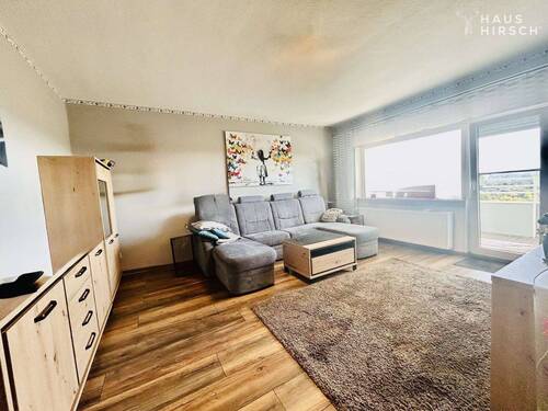 Wohnzimmer m. Zugang zum Balkon - 