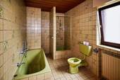 Bad mit Wanne und Dusche - 
