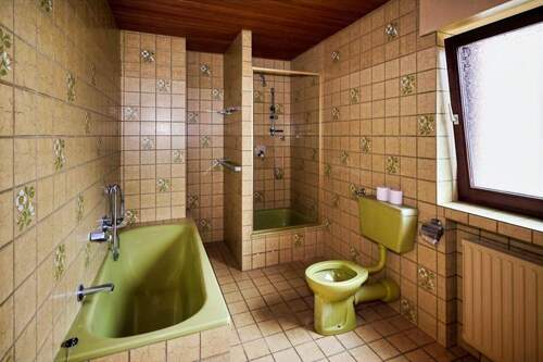 Bad mit Wanne und Dusche - 