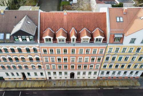 Gebäudeansicht - ANKOMMEN, EINZIEHEN, WOHLFÜHLEN Gemütliche Dachgeschoss-Wohnung mit Loggia