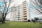 Hausansicht - Helle 4,5-Zimmer EG-Wohnung mit Balkon und PKW-Freistellplatz