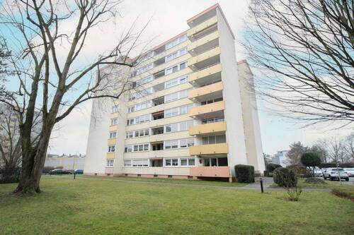 Hausansicht - Helle 4,5-Zimmer EG-Wohnung mit Balkon und PKW-Freistellplatz