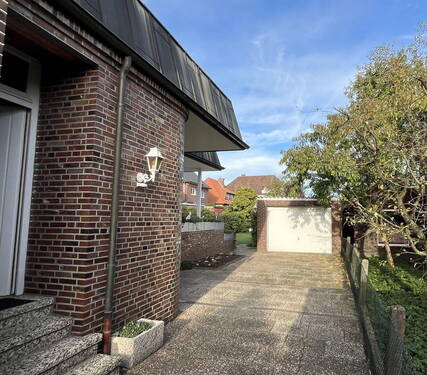 Seiteneingang und Garage - 