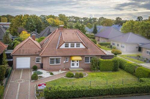 Titelbild - Bungalow mit ausgebautem Dachgeschoss, Spitzdachgarage und Wintergarten!