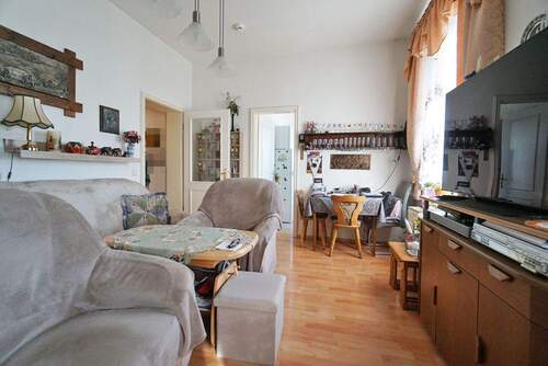 Wohnen, Blick Küche-Flur - Etagenwohnung mit 71,70 m² in Radebeul zum Kaufen