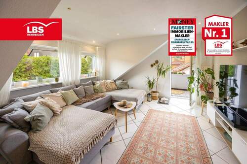 Wohnzimmer, mit Gaube (aus 1999) und Zugang zum Balkon - Helle und gemütliche Dachgeschoß-Wohnung mit Balkon und Garage