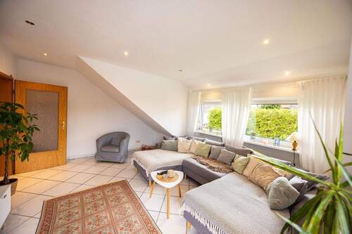 Wohnzimmer mit Gaube über fast die gesamte Zimmerbreite - 4 Zimmer Etagenwohnung in Sundern