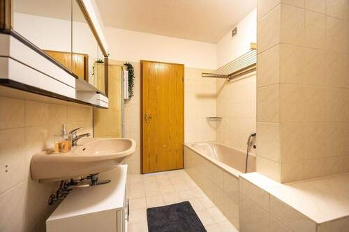 Innenliegendes Bad mit Dusche und Badewanne - 