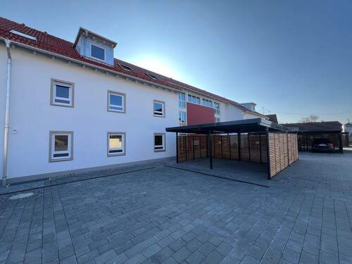 Zufahrt/Carportstellplätze - 2 Zimmer Terrassenwohnung in Wehringen