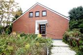 Strassenansicht / Giebelseite.jpg - 7 Zimmer Einfamilienhaus in Bad Segeberg
