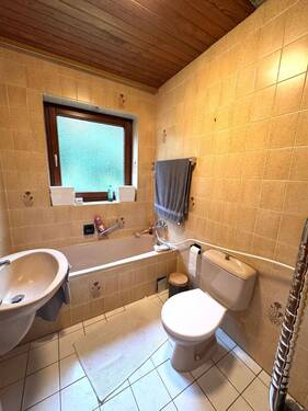 Bad im EG mit Dusche und Wanne.jpg - 