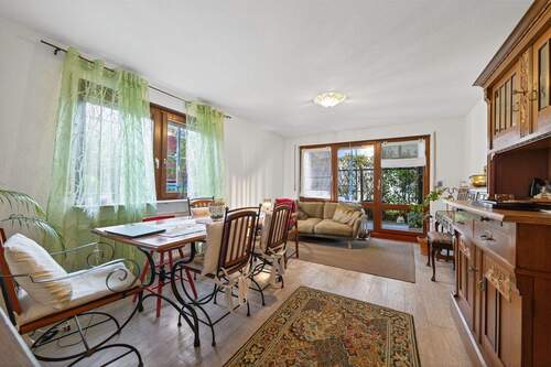 großes Wohnzimmer - 3 Zimmer Etagenwohnung in Stuttgart