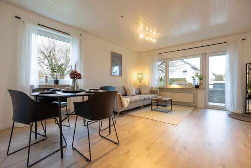 Wohnzimmer - Attraktive 4-Zimmer-Wohnung mit Sonnenbalkon - sofort bezugsbereit, provisionsfrei