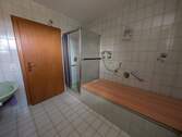 Bad mit Wanne und Dusche im EG - 
