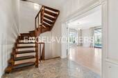 Treppe in 1. OG - 8 Zimmer Einfamilienhaus in Berlin