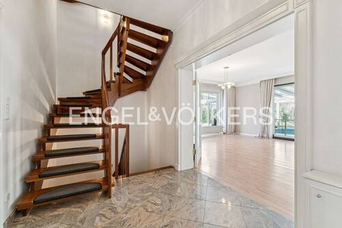 Treppe in 1. OG - 8 Zimmer Einfamilienhaus in Berlin