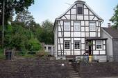 Hausansicht - Charmantes Fachwerkhaus mit Potenzial - optionales Gartengrundstück mit eigenem Wupper-Zugang