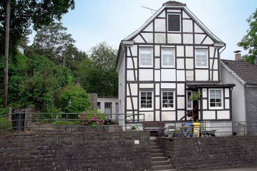Hausansicht - Charmantes Fachwerkhaus mit Potenzial - optionales Gartengrundstück mit eigenem Wupper-Zugang