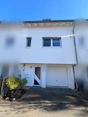 Ansicht vorne - Ihr neues Zuhause - charmantes Reihenmittelhaus in angenehmer Wohnlage