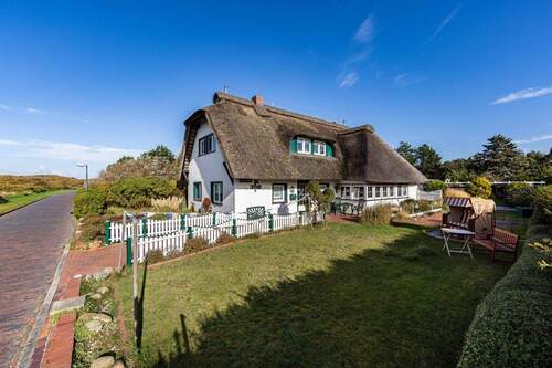 Außenansicht - Traumhafte Lage trifft Tradition - Reetdachhaus auf Langeoog