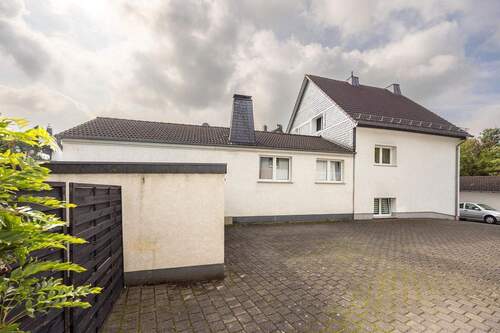 Außenansicht Altbau mit Doppelgarage davor - 