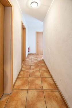 Flurbereich im Neubau, Zugang zu den Keller-Ersatzräumen und Heizung - 