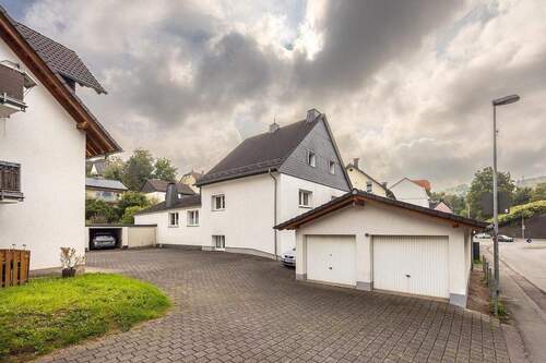 Garagengebäude und Altbau dahinter - 2 Zimmer Mehrfamilienhaus, Wohnhaus in Lüdenscheid