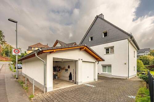 Garagengebäude mit Altbau dahinter - Mehrfamilienhaus, Wohnhaus mit 753,00 m&sup2; in Lüdenscheid zum Kaufen