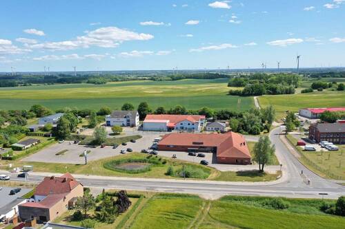 Luftbild Nord - Fachmarkt mit ca. 770 m² in Satow bei Rostock, Stellplätze, großer Bedarf an Einzelhandel im Ort