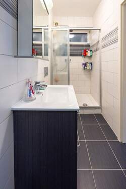 OG: Tageslichtbad mit Dusche - 