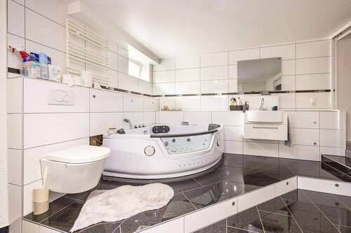 Keller: Luxus-Bad mit Whirlpool-Badewanne - 
