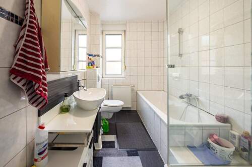 OG, Einlieger: Tageslichtbad mit Dusche und Badewanne - 