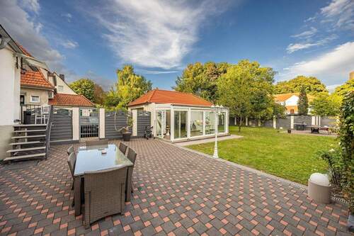 Terrasse mit Blick auf Wintergarten, Garten - Mehrfamilienhaus, Wohnhaus mit 138,90 m&sup2; in Bottrop zum Kaufen