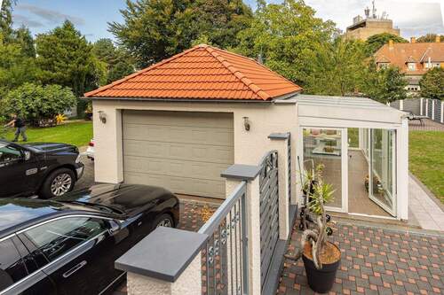 Garage mit seitlichem Wintergartenanbau - 