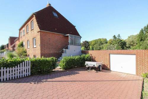 Auffahrt und Garage - 