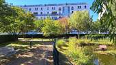 Innenhof mit Teich und Insel und Bänkene - 